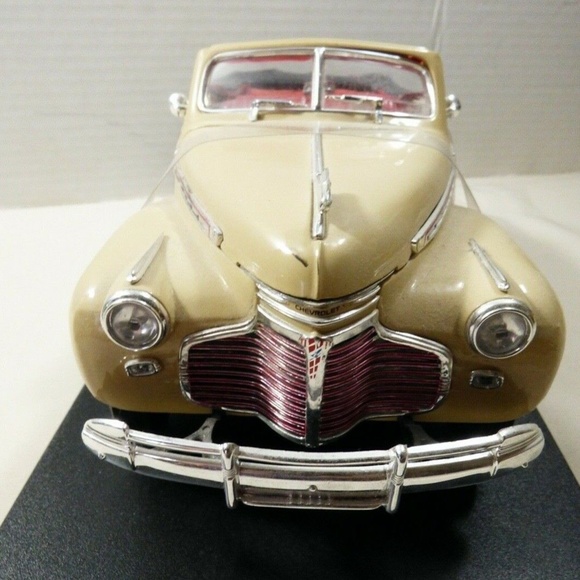 Welly 1941 Chevy Special Deluxe convertible die cast metal model car - Picture 8 of 12